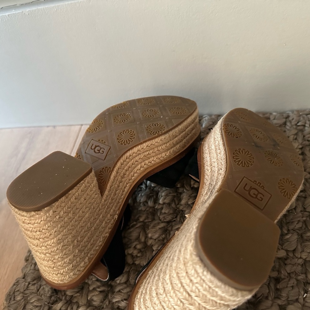 Unique Fabulous Ugg Sandals $98 - 30% off - Picture 4 of 6